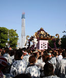 2010.5.16<br>熱気溢れる浅草・三社祭。