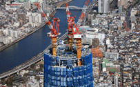 2010.2.20<br>3台のタワークレーンが日本一を目指します