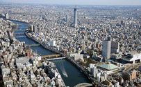 2010.3.30<br>隅田川に架かる個性的な橋とともに、天空から。